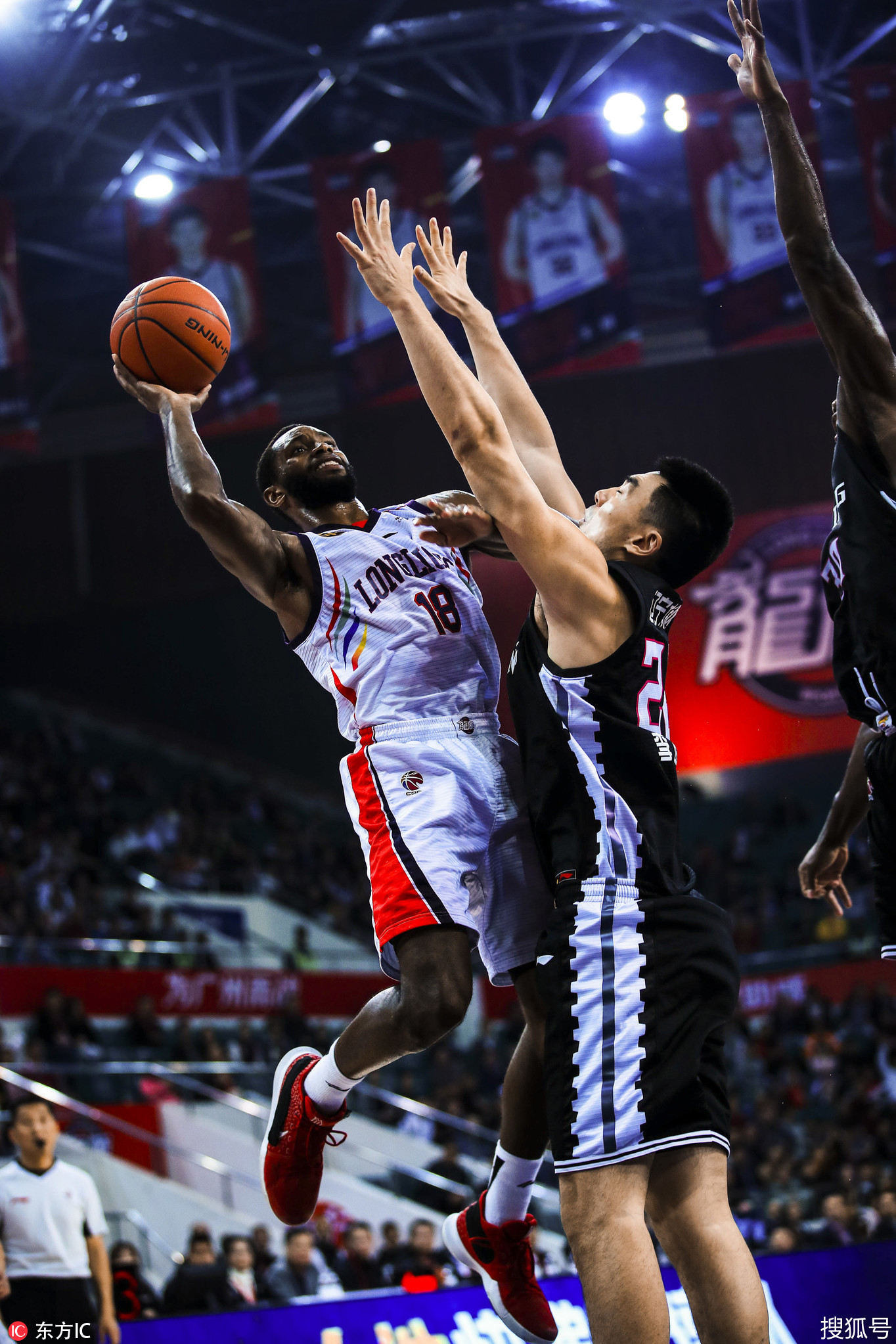 皇冠体育入口-Rookie在老鹰比赛中势不可挡里尔赛后防线松动，连对手都承认：辽宁本钢豪取连胜 